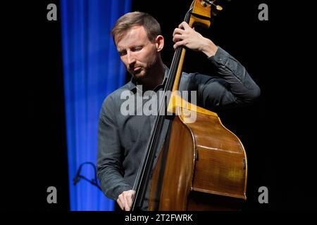 Tom Farmer joue de la contrebasse avec IVE Neame's Dodeka, Scarborough Jazz Festival 2023 Banque D'Images