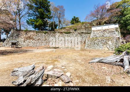 Terrasses de murs de pierre Ishigaki derrière le San-no-maru, troisième bailey, menant au donjon invisible du château Bitchu Matsuyama. Ciel bleu. Banque D'Images