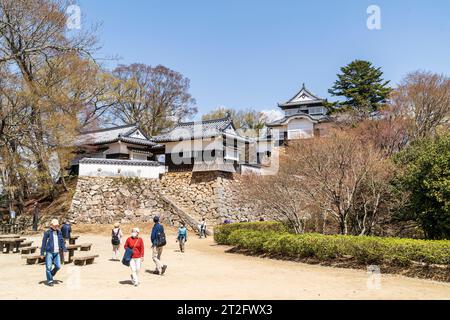 Château Bitchu Matsuyama au Japon. L'entrée lourdement défendue du Honmaru, composé intérieur, avec trois yagura, tourelles, et derrière cela le donjon. Banque D'Images