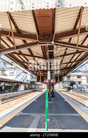 Vue de jour le long de la plate-forme à la gare Bitchu-Takahashi avec le bâtiment principal en arrière-plan. La station se trouve sur la ligne JR Hakubi. Banque D'Images