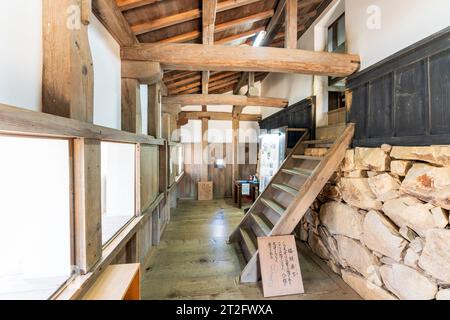 Intérieur du shimiya, le petit hangar latéral qui sert d'entrée au donjon du château par l'escalier en bois raide du château Bitchu Matsuyama. Banque D'Images