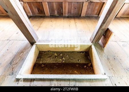 Rare exemple d'un nagairori, un long foyer creux de pierres plates dans le plancher de bois, à l'intérieur du tenshu, le donjon, au château de Bitchu Matsuyama, Japon. Banque D'Images