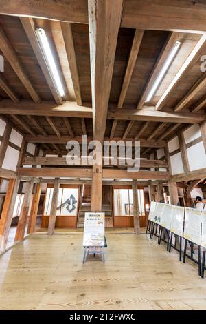 Intérieur du donjon du château de Bitchu Matsuyama. Le premier étage du bâtiment en bois avec une grande colonne centrale et des poutres en bois de soutien. Banque D'Images