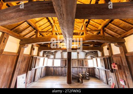 Intérieur du donjon en bois du château Bitchu Matsuyama. Le deuxième étage avec une grande colonne centrale, supportant des poutres en bois et chevrons de toit. Banque D'Images