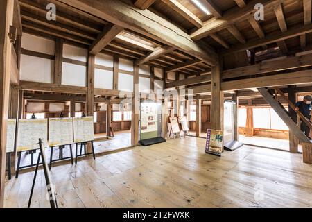 Intérieur du donjon du château de Bitchu Matsuyama. Le premier étage du bâtiment en bois avec une grande colonne centrale et des poutres en bois de soutien. Banque D'Images