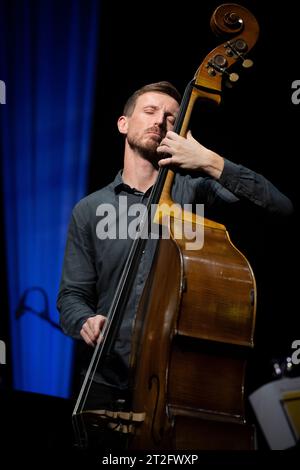 Tom Farmer joue de la contrebasse avec IVE Neame's Dodeka, Scarborough Jazz Festival 2023 Banque D'Images