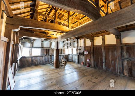 Intérieur du donjon en bois du château Bitchu Matsuyama. Le deuxième étage avec une grande colonne centrale, supportant des poutres en bois et chevrons de toit. Banque D'Images