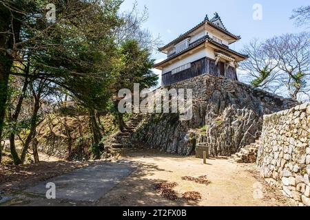 Le Niju yagura, tourelle, construit au sommet d'un affleurement rocheux de granit au château de Bitchu Matsuyama au Japon. Le seul château original au sommet de la montagne au Japon. Banque D'Images