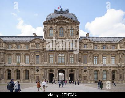 Pavillon de l’horloge ou Pavillon Sully dans l’aile ouest du Palais du Louvre. PARIS - 29 AVRIL 2019 Banque D'Images