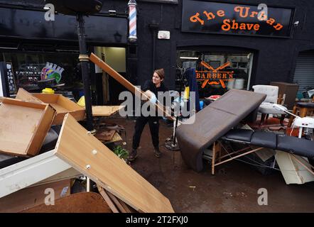 Le nettoyage est en cours sur la rue main à Midleton, Co Cork, après d'importants dommages causés par les inondations suite à la tempête Babet, la deuxième tempête nommée de la saison, a balayé. Date de la photo : jeudi 19 octobre 2023. Banque D'Images