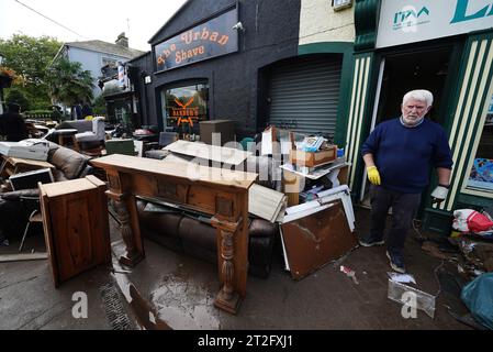 Le nettoyage est en cours sur la rue main à Midleton, Co Cork, après d'importants dommages causés par les inondations suite à la tempête Babet, la deuxième tempête nommée de la saison, a balayé. Date de la photo : jeudi 19 octobre 2023. Banque D'Images