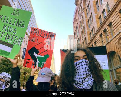 Le Baruch College et d'autres étudiants de CUNY et leurs partisans se rassemblent et défilent depuis le Baruch College à New York le vendredi 13 octobre 2023. La manifestation faisait partie de la « Journée de rage » demandée par le Hamas en réponse au bombardement israélien de Gaza après l’attaque terroriste de la semaine dernière contre Israël. (© Frances M. Roberts) Banque D'Images