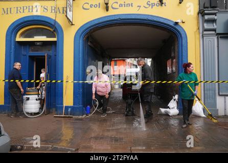 Le nettoyage est en cours sur la rue main à Midleton, Co Cork, après d'importants dommages causés par les inondations suite à la tempête Babet, la deuxième tempête nommée de la saison, a balayé. Date de la photo : jeudi 19 octobre 2023. Banque D'Images