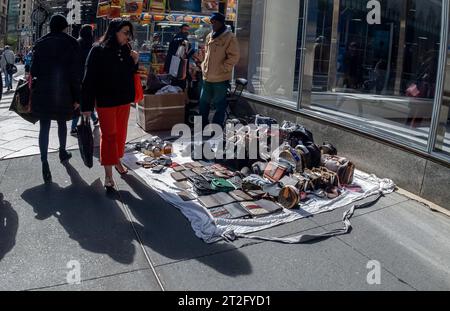 Un vendeur ouvre une boutique vendant de la marchandise contrefaite à Midtown Manhattan à New York le dimanche 15 octobre 2023. (© Richard B. Levine) Banque D'Images