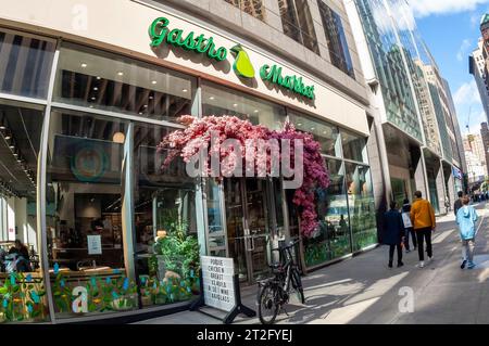 Le gastro Market Deli à Midtown Manhattan à New York est vu festonné avec une décoration florale le dimanche 15 octobre 2023. (© Richard B. Levine) Banque D'Images