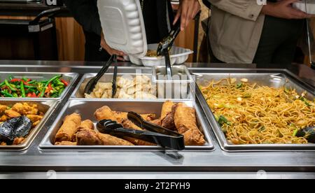 Bar de plats chauds dans le supermarché Wegmans dans l'East Village à New York le jour de l'ouverture mercredi 18 octobre 2023. La chaîne, qui a une clientèle culte, a ouvert son premier magasin à Manhattan à Astor place, un behmoth de 87 500 pieds carrés. (© Richard B. Levine) Banque D'Images