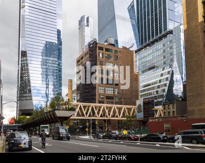 Le connecteur High Line-Moynihan dans le quartier Hudson yards le mardi 17 octobre 2023. Le pont en bois et le pont boisé qui l'accompagne relient l'extension High Line au Manhattan West plaza de Brookfield, permettant une promenade presque sans circulation jusqu'au Moynihan train Hall. (© Richard B. Levine) Banque D'Images