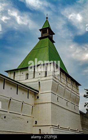 La tour et le mur de la forteresse de la Lavra Trinity-Serge. Sergiev Posad. Russie Banque D'Images