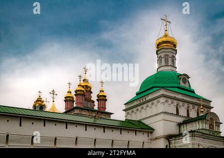 Église Saint-Jean-Baptiste et le mur de la forteresse de la Trinité-Saint Sergius Lavra. Sergiev Posad. Russie Banque D'Images