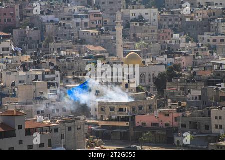 Tulkarm, Palestine. 19 octobre 2023. De la fumée s'élève des maisons et des routes lors de la prise d'assaut israélienne de la ville palestinienne de Tulkarem, dans le nord de la Cisjordanie. Crédit : SOPA Images Limited/Alamy Live News Banque D'Images