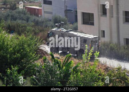 Tulkarm, Palestine. 19 octobre 2023. Un véhicule militaire blindé israélien prend d’assaut la ville palestinienne de Tulkarem, dans le nord de la Cisjordanie occupée. Crédit : SOPA Images Limited/Alamy Live News Banque D'Images