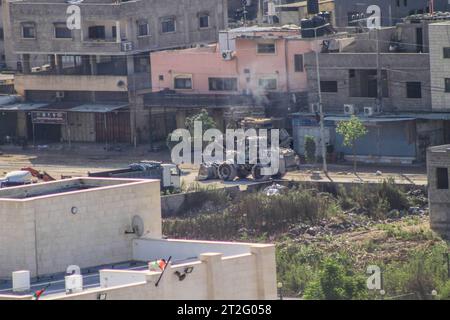 Tulkarm, Palestine. 19 octobre 2023. Des véhicules militaires blindés israéliens prennent d’assaut la ville palestinienne de Tulkarem, dans le nord de la Cisjordanie occupée. Crédit : SOPA Images Limited/Alamy Live News Banque D'Images