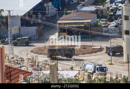 Tulkarm, Palestine. 19 octobre 2023. Des véhicules militaires blindés israéliens prennent d’assaut la ville palestinienne de Tulkarem, dans le nord de la Cisjordanie occupée. Crédit : SOPA Images Limited/Alamy Live News Banque D'Images