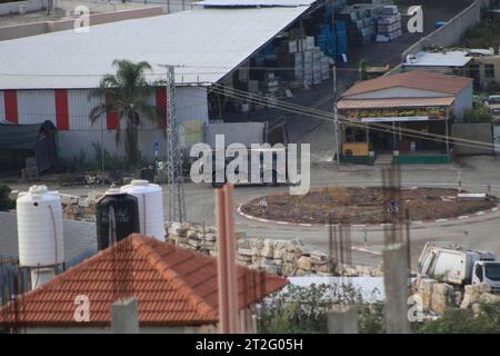 Tulkarm, Palestine. 19 octobre 2023. Un véhicule militaire blindé israélien prend d’assaut la ville palestinienne de Tulkarem, dans le nord de la Cisjordanie occupée. Crédit : SOPA Images Limited/Alamy Live News Banque D'Images