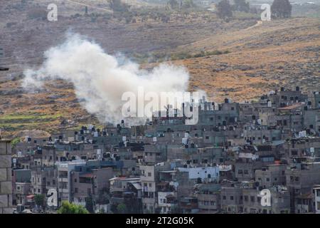 Tulkarm, Palestine. 19 octobre 2023. De la fumée s'élève des maisons et des routes lors de la prise d'assaut israélienne de la ville palestinienne de Tulkarem, dans le nord de la Cisjordanie. Crédit : SOPA Images Limited/Alamy Live News Banque D'Images