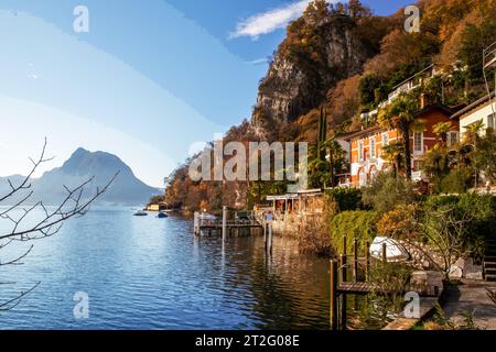 Awe Autumn vue du bas du mont bre en direction de la ville de Lugano et du mont San Salvatore, eau du lac de Lugano sur le sud de la Suisse. Maison - m Banque D'Images