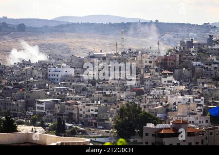 Tulkarm, Palestine. 19 octobre 2023. De la fumée s'élève des maisons et des routes lors de la prise d'assaut israélienne de la ville palestinienne de Tulkarem, dans le nord de la Cisjordanie. (Photo de Nasser Ishtayeh/SOPA Images/Sipa USA) crédit : SIPA USA/Alamy Live News Banque D'Images