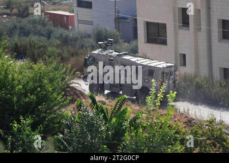 Tulkarm, Palestine. 19 octobre 2023. Un véhicule militaire blindé israélien prend d’assaut la ville palestinienne de Tulkarem, dans le nord de la Cisjordanie occupée. (Photo de Nasser Ishtayeh/SOPA Images/Sipa USA) crédit : SIPA USA/Alamy Live News Banque D'Images