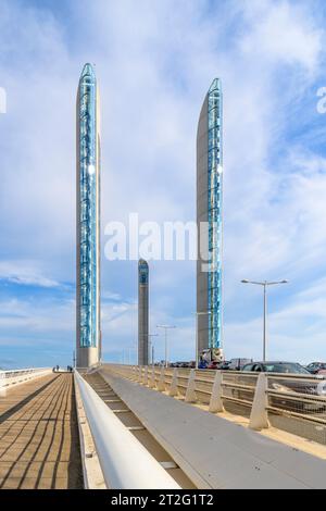 Le Pont Jacques Chaban-Delmas fait le pont sur la Garonne à Bordeaux. Le pont se soulève en abaissant les contrepoids sur les câbles pour permettre aux navires de passer sous. Banque D'Images