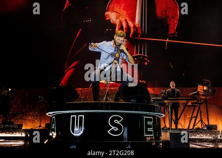 Italie 18 octobre 2023 Stjepan Hauser - Rebel with a Cello Tour - Live at Mediolanum Forum Milan © Andrea Ripamonti / Alamy Banque D'Images