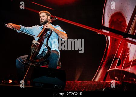 Italie 18 octobre 2023 Stjepan Hauser - Rebel with a Cello Tour - Live at Mediolanum Forum Milan © Andrea Ripamonti / Alamy Banque D'Images