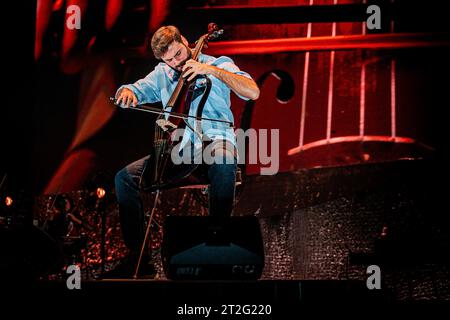 Italie 18 octobre 2023 Stjepan Hauser - Rebel with a Cello Tour - Live at Mediolanum Forum Milan © Andrea Ripamonti / Alamy Banque D'Images