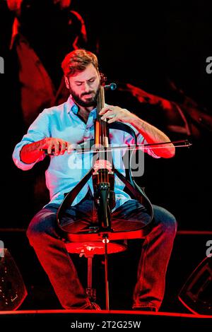 Italie 18 octobre 2023 Stjepan Hauser - Rebel with a Cello Tour - Live at Mediolanum Forum Milan © Andrea Ripamonti / Alamy Banque D'Images