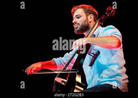 Italie 18 octobre 2023 Stjepan Hauser - Rebel with a Cello Tour - Live at Mediolanum Forum Milan © Andrea Ripamonti / Alamy Banque D'Images