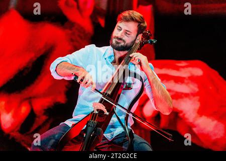 Italie 18 octobre 2023 Stjepan Hauser - Rebel with a Cello Tour - Live at Mediolanum Forum Milan © Andrea Ripamonti / Alamy Banque D'Images