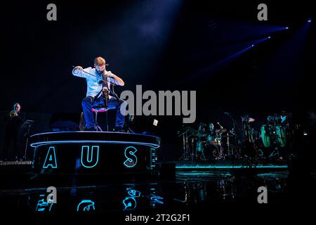 Italie 18 octobre 2023 Stjepan Hauser - Rebel with a Cello Tour - Live at Mediolanum Forum Milan © Andrea Ripamonti / Alamy Banque D'Images