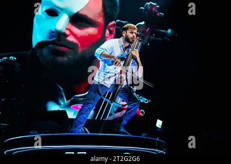 Italie 18 octobre 2023 Stjepan Hauser - Rebel with a Cello Tour - Live at Mediolanum Forum Milan © Andrea Ripamonti / Alamy Banque D'Images