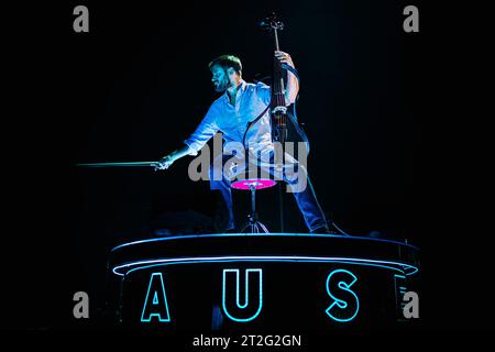 Italie 18 octobre 2023 Stjepan Hauser - Rebel with a Cello Tour - Live at Mediolanum Forum Milan © Andrea Ripamonti / Alamy Banque D'Images