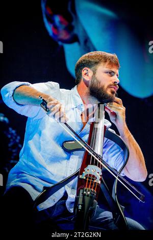 Italie 18 octobre 2023 Stjepan Hauser - Rebel with a Cello Tour - Live at Mediolanum Forum Milan © Andrea Ripamonti / Alamy Banque D'Images