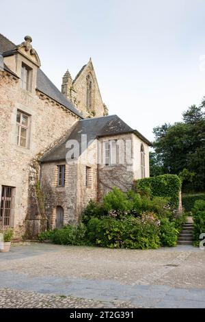 Détail de l'abbaye de Beauport, un bâtiment gothique sans toit situé à Paimpol, Côtes d'Armor, Bretagne, France. Août 2023, lumière du coucher du soleil, prise de vue verticale. Banque D'Images