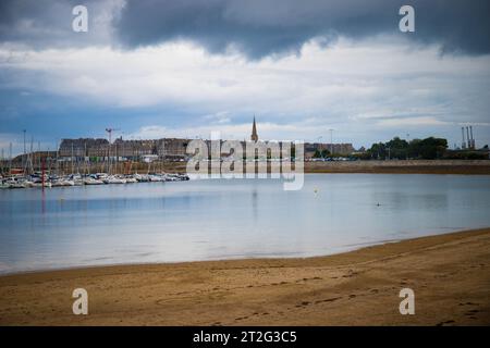 La vieille ville de Saint Malo vue depuis la plage des bas Sablons un jour de pluie. Bretagne, France. Banque D'Images