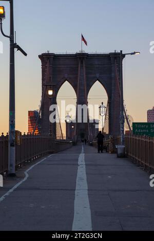 Une photo du pont de Brooklyn à New York au lever du soleil sans personne. Banque D'Images