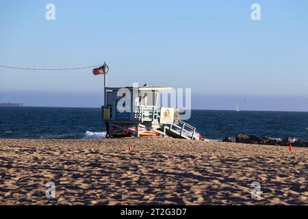 Une photo d'une tour de sauveteur lors d'un coucher de soleil sur Venice Beach à Los Angeles, Californie Banque D'Images
