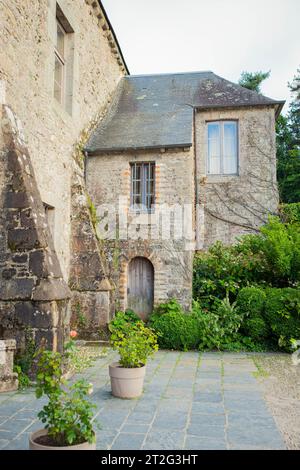 Détail de l'abbaye de Beauport, un bâtiment gothique sans toit situé à Paimpol, Côtes d'Armor, Bretagne, France. Août 2023, lumière du coucher du soleil, prise de vue verticale. Banque D'Images