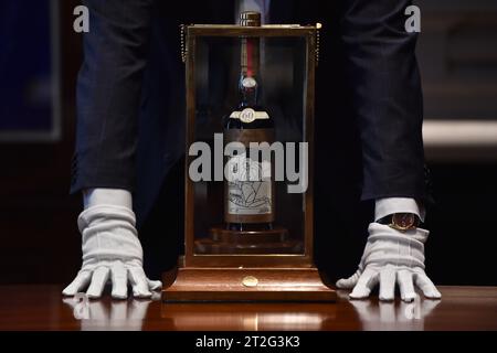 Londres, Angleterre, Royaume-Uni. 19 octobre 2023. Une bouteille du whisky le plus précieux au monde sera vendue aux enchères chez Sotheby's à Londres le 18 novembre. Ayant mûri dans des fûts de sherry pendant six décennies, seulement 40 bouteilles du Macallan 1926 ont été embouteillées en 1986. Avec une valeur estimée entre 750 000 Â£ et 1 200 000 Â£, la Macallan Adami 1926 est l’une des douze bouteilles de la série portant une étiquette conçue par l’artiste italien Valerio Adami. (Image de crédit : © Thomas Krych/ZUMA Press Wire) USAGE ÉDITORIAL SEULEMENT! Non destiné à UN USAGE commercial ! Banque D'Images