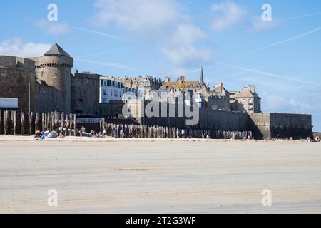 Saint Malo, vue sur les remparts de la ville depuis la plage d'Eventail par une journée ensoleillée à marée basse. Banque D'Images